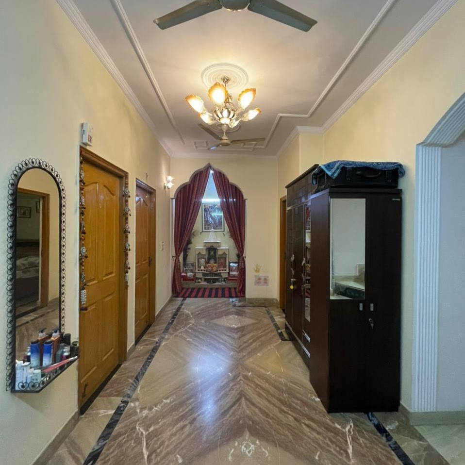 6 BHK corner villa for sale in Sector 41 Noida — 180 sq mtr G+1+2 two sides park facing