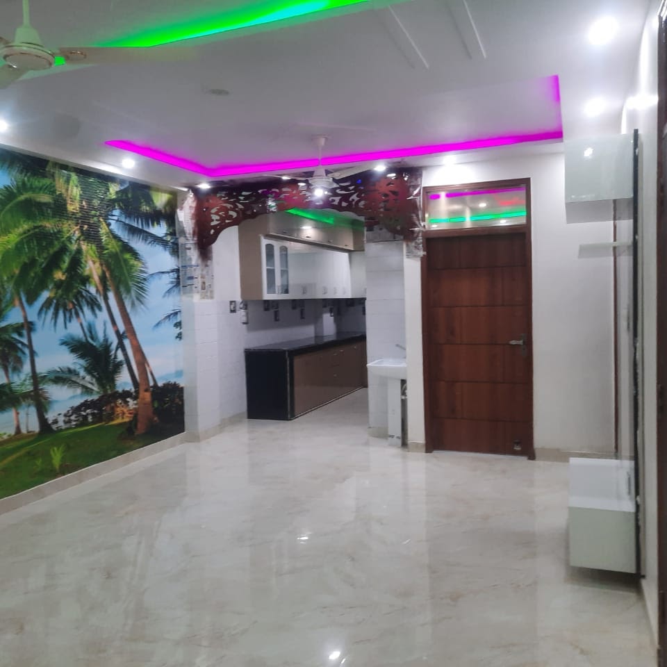 6 BHK brand new villa with lift for sale in Sector 41 Noida — 180 sq mtr Stilt+1+2+3 park facing corner south-east